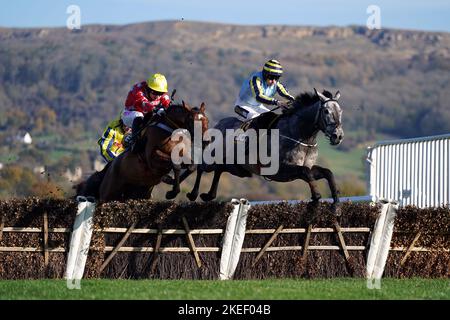 Drehbuchautor Paddy Brennan (links) unter Jockey-Führung hat den letzten Zaun auf dem Weg zur JCB Triumph Trial Juvenile-Hürde vor dem Kriegskorrespondenten und Sam Twiston-Davies (rechts), der am zweiten Tag des November-Treffens auf der Pferderennbahn Cheltenham Dritter wurde. Bilddatum: Samstag, 12. November 2022. Stockfoto