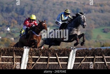 Drehbuchautor Paddy Brennan (links) unter Jockey-Führung hat den letzten Zaun auf dem Weg zur JCB Triumph Trial Juvenile-Hürde vor dem Kriegskorrespondenten und Sam Twiston-Davies (rechts), der am zweiten Tag des November-Treffens auf der Pferderennbahn Cheltenham Dritter wurde. Bilddatum: Samstag, 12. November 2022. Stockfoto
