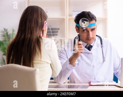 Die männlichen und weiblichen wunderschönen patient Arzt Stockfoto