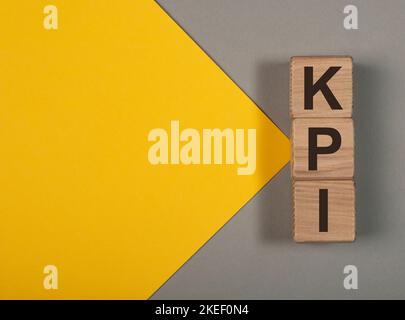 KPI-Akronym, Wort auf Würfelwürfeln auf dem Hintergrund mit Platz für Text. Stockfoto