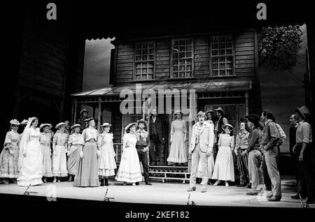 Vorne, l-r: Rosamund Shelley (Laurey Williams), Madge Ryan (Tante Eller), Maria Friedman (Doris), John Diedrich (Curly McLain) in OKLAHOMA! Von Rodgers & Hammerstein im Palace Theatre, London W1 17/09/1980 Musik: Richard Rodgers Buch & Lyrics: Oscar Hammerstein II Design: Tim Goodchild Beleuchtung: Richard Pilbrow Choreographie: Agnes de Mille reinszeniert und adaptiert von Gemze de Lappe Regie: James Hammerstein Stockfoto