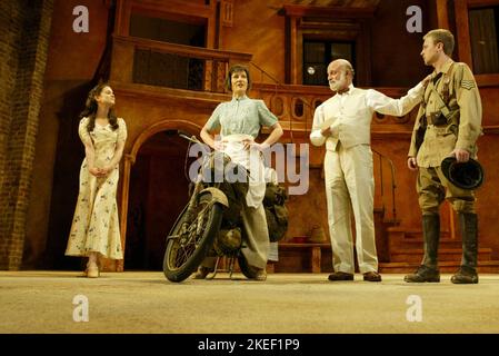 l-r: Kirsten Parker (Hero), Harriet Walter (Beatrice), Gary Waldhorn (Leonato), Ian Drysdale (Conrade) in MUCH ADO ABOUT NOTHING von Shakespeare in der Royal Shakespeare Company (RSC), Royal Shakespeare Theatre, Stratford-upon-Avon, England 09/05/2002 Design: Stephen Brimson Lewis Beleuchtung: Tim Mitchell Bewegung: Terry John Bates Regie: Gregory Doran Stockfoto