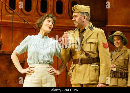 l-r: Harriet Walter (Beatrice), Nichola le Prevost (Signor Benedick), Julian Jensen (Balthasar) in MUCH ADO ABOUT NOTHING by Shakespeare at the Royal Shakespeare Company (RSC), Royal Shakespeare Theatre, Stratford-upon-Avon, England 09/05/2002 Design: Stephen Brimson Lewis Beleuchtung: Tim Mitchell Bewegung: Terry John Bates Regie: Gregory Doran Stockfoto