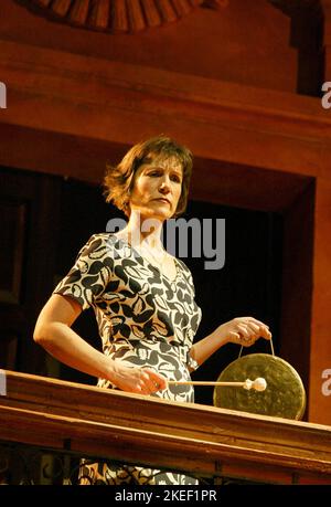 Harriet Walter (Beatrice) in MUCH ADO ABOUT NOTHING von Shakespeare an der Royal Shakespeare Company (RSC), Royal Shakespeare Theatre, Stratford-upon-Avon, England 09/05/2002 Design: Stephen Brimson Lewis Beleuchtung: Tim Mitchell Bewegung: Terry John Bates Regie: Gregory Doran Stockfoto