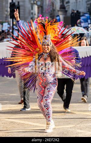 Geflügel, London, Großbritannien. 12. Nov, 2022. Die Lord Mayor’s Show ist über 800 Jahre alt und besteht in der Neuzeit aus tausenden von Teilnehmern, mit Dutzenden von Marschkapellen, Militäreinheiten, Kutschen, Tanztruppen, Hüpfburgen, Riesige Apparationen und zeremonielle Ausstellungen. Stockfoto