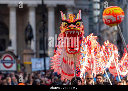 Geflügel, London, Großbritannien. 12. Nov, 2022. Die Lord Mayor’s Show ist über 800 Jahre alt und besteht in der Neuzeit aus tausenden von Teilnehmern, mit Dutzenden von Marschkapellen, Militäreinheiten, Kutschen, Tanztruppen, Hüpfburgen, Riesige Apparationen und zeremonielle Ausstellungen. Stockfoto