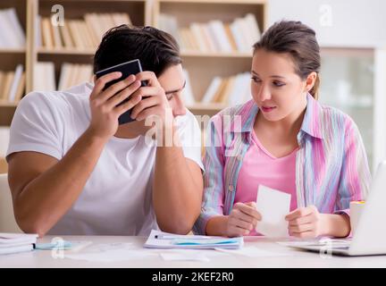 Die junge Familie diskutieren Familie Finanzen Stockfoto