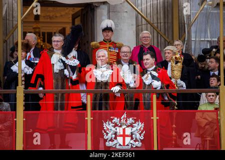 London, Großbritannien. 12.. November 2022. Nichola Lyons, Oberbürgermeister, winkt aus dem Herrenhaus. Nichola Lyons wird 694. Lord Mayor of London Credit: Karl Black/Alamy Live News Stockfoto