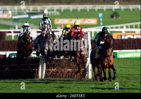 Drehbuchautor Paddy Brennan (weiß/rote Seide), der am zweiten Tag des November-Treffens auf der Pferderennbahn in Cheltenham die Hürde für die JCB Triumph Trial Juvenile-Hürde erklickt. Bilddatum: Samstag, 12. November 2022. Stockfoto