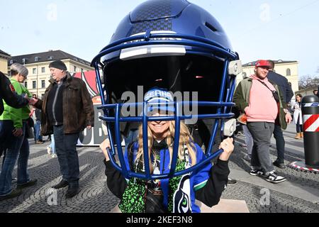 München, Deutschland. 12.. November 2022. Der Amerikaner Sheri Sherrell sitzt in einem Modell eines amerikanischen Fußballhelms auf dem Odeonsplatz. Am 13. November 2022 findet erstmals ein NFL-Spiel in Deutschland statt. Die Tampa Bay Buccaneers werden die Seattle Seahawks in der Allianz Arena treffen. Quelle: Felix Hörhager/dpa/Alamy Live News Stockfoto