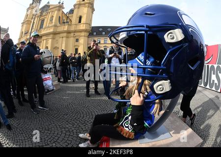 München, Deutschland. 12.. November 2022. Der Amerikaner Sheri Sherrell sitzt in einem Modell eines amerikanischen Fußballhelms auf dem Odeonsplatz. Am 13. November 2022 findet erstmals ein NFL-Spiel in Deutschland statt. Die Tampa Bay Buccaneers werden die Seattle Seahawks in der Allianz Arena treffen. Quelle: Felix Hörhager/dpa/Alamy Live News Stockfoto