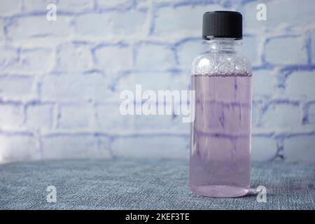 Mundwasser in einem Behälter auf dem Tisch Stockfoto