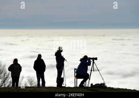 Kozakov, Tschechische Republik. 12.. November 2022. In Kozakov im Böhmischen Paradies in der Tschechischen Republik beobachten die Menschen die Temperaturinversion. Wegen der atmosphärischen Inversion (höhere Temperaturen in höheren Lagen) können Touristen mehr als 70 Kilometer vom Kozakov-Berg entfernt sehen. Stabiler Hochdruck verursacht kaltes nebliges Wetter in den Tiefebenen und sonniges Wetter in den Bergen. (Bild: © Slavek Ruta/ZUMA Press Wire) Bild: ZUMA Press, Inc./Alamy Live News Stockfoto