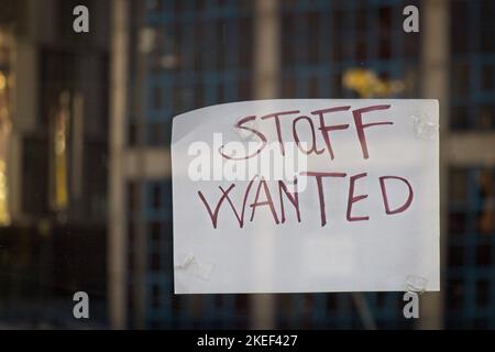 Eine Nahaufnahme eines Papiers mit „Personal Wanted“-Ente, die auf die Glastür geklebt wurde Stockfoto