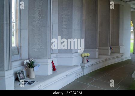 Englefield Green, Surrey, Großbritannien. 12.. November 2022. Kränze, Mohnblumen und Nachrichten für verlorene, geliebte Familienmitglieder, die im Zweiten Weltkrieg beim Runnymede Air Forces Memorial der Commonwealth war Grave Commission in Englefield Green getötet wurden. In die Gedenkmauern sind 20.000 Namen von Flugzeugpersonal eingemeißelt, das kein Grab kennt. Am morgigen Gedenktag in ganz Großbritannien werden Gedenkgottesdienste zum Gedenken an diejenigen abgehalten, die ihr Leben verloren und für unsere Freiheit gekämpft haben. Quelle: Maureen McLean/Alamy Live News Stockfoto