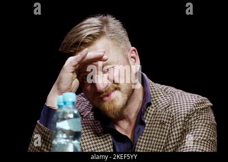 Am 7. November fand im Schlesischen Theater in Katowice, Polen, die Promotion des neuen Buches "Cholod" des polnischen Schriftstellers Szczepan Twardoch statt. Nach dem Stockfoto