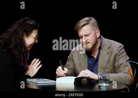 Am 7. November fand im Schlesischen Theater in Katowice, Polen, die Promotion des neuen Buches "Cholod" des polnischen Schriftstellers Szczepan Twardoch statt. Nach dem Stockfoto