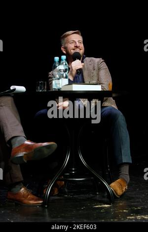 Am 7. November fand im Schlesischen Theater in Katowice, Polen, die Promotion des neuen Buches "Cholod" des polnischen Schriftstellers Szczepan Twardoch statt. Nach dem Stockfoto