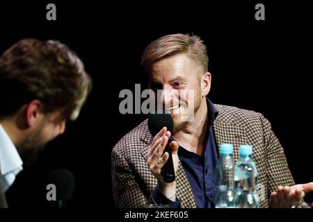 Am 7. November fand im Schlesischen Theater in Katowice, Polen, die Promotion des neuen Buches "Cholod" des polnischen Schriftstellers Szczepan Twardoch statt. Nach dem Stockfoto