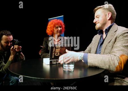 Am 7. November fand im Schlesischen Theater in Katowice, Polen, die Promotion des neuen Buches "Cholod" des polnischen Schriftstellers Szczepan Twardoch statt. Nach dem Stockfoto