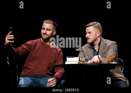 Am 7. November fand im Schlesischen Theater in Katowice, Polen, die Promotion des neuen Buches "Cholod" des polnischen Schriftstellers Szczepan Twardoch statt. Nach dem Stockfoto