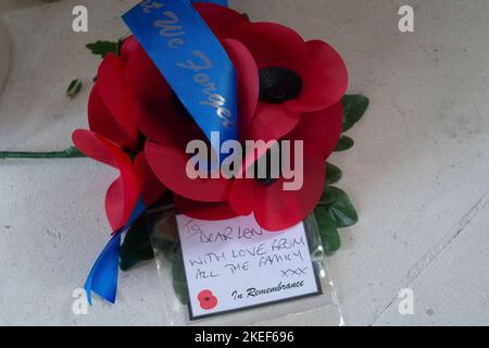 Englefield Green, Surrey, Großbritannien. 12.. November 2022. Kränze, Mohnblumen und Nachrichten für verlorene, geliebte Familienmitglieder, die im Zweiten Weltkrieg beim Runnymede Air Forces Memorial der Commonwealth war Grave Commission in Englefield Green getötet wurden. In die Gedenkmauern sind 20.000 Namen von Flugzeugpersonal eingemeißelt, das kein Grab kennt. Am morgigen Gedenktag in ganz Großbritannien werden Gedenkgottesdienste zum Gedenken an diejenigen abgehalten, die ihr Leben verloren und für unsere Freiheit gekämpft haben. Quelle: Maureen McLean/Alamy Live News Stockfoto