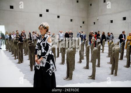 Am 10. November hat im Schlesischen Museum in Katowice die Ausstellung Biotexture, das Geheimnis des Atems, Bambini von Magdalena Abakanowicz Biene Stockfoto