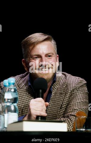 Am 7. November fand im Schlesischen Theater in Katowice, Polen, die Promotion des neuen Buches "Cholod" des polnischen Schriftstellers Szczepan Twardoch statt. Nach dem Stockfoto