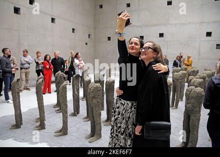 Am 10. November hat im Schlesischen Museum in Katowice die Ausstellung Biotexture, das Geheimnis des Atems, Bambini von Magdalena Abakanowicz Biene Stockfoto