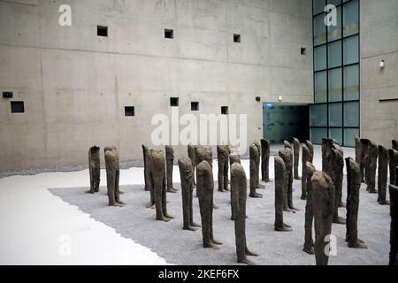 Am 10. November hat im Schlesischen Museum in Katowice die Ausstellung Biotexture, das Geheimnis des Atems, Bambini von Magdalena Abakanowicz Biene Stockfoto