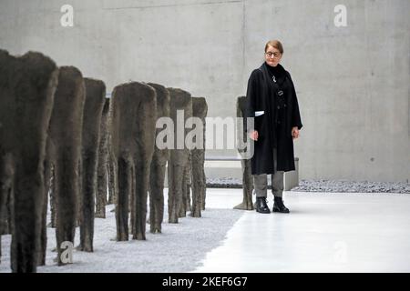 Am 10. November hat im Schlesischen Museum in Katowice die Ausstellung Biotexture, das Geheimnis des Atems, Bambini von Magdalena Abakanowicz Biene Stockfoto