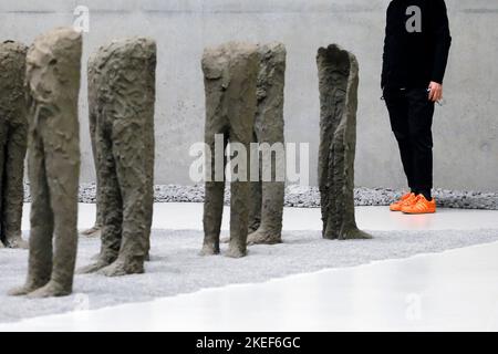 Am 10. November hat im Schlesischen Museum in Katowice die Ausstellung Biotexture, das Geheimnis des Atems, Bambini von Magdalena Abakanowicz Biene Stockfoto