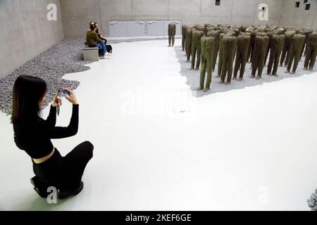 Am 10. November hat im Schlesischen Museum in Katowice die Ausstellung Biotexture, das Geheimnis des Atems, Bambini von Magdalena Abakanowicz Biene Stockfoto