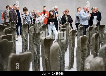 Am 10. November hat im Schlesischen Museum in Katowice die Ausstellung Biotexture, das Geheimnis des Atems, Bambini von Magdalena Abakanowicz Biene Stockfoto