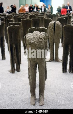 Am 10. November hat im Schlesischen Museum in Katowice die Ausstellung Biotexture, das Geheimnis des Atems, Bambini von Magdalena Abakanowicz Biene Stockfoto