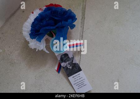 Englefield Green, Surrey, Großbritannien. 12.. November 2022. Kränze, Mohnblumen und Nachrichten für verlorene, geliebte Familienmitglieder, die im Zweiten Weltkrieg beim Runnymede Air Forces Memorial der Commonwealth war Grave Commission in Englefield Green getötet wurden. In die Gedenkmauern sind 20.000 Namen von Flugzeugpersonal eingemeißelt, das kein Grab kennt. Am morgigen Gedenktag in ganz Großbritannien werden Gedenkgottesdienste zum Gedenken an diejenigen abgehalten, die ihr Leben verloren und für unsere Freiheit gekämpft haben. Quelle: Maureen McLean/Alamy Live News Stockfoto