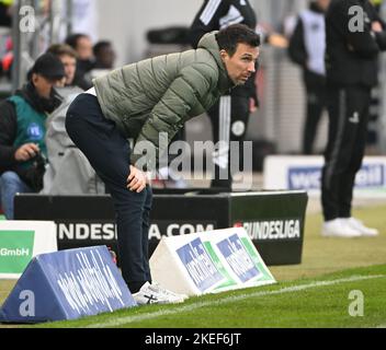 12. November 2022, Baden-Württemberg, Karlsruhe: Fußball, 2. Bundesliga, Karlsruher SC - FC St. Pauli, Matchday 17, BBBank Wildpark: Karlsruher Trainer Christian Eichner. Foto: Uli Deck/dpa - WICHTIGER HINWEIS: Gemäß den Anforderungen der DFL Deutsche Fußball Liga und des DFB Deutscher Fußball-Bund ist es untersagt, im Stadion und/oder des Spiels aufgenommene Fotos in Form von Sequenzbildern und/oder videoähnlichen Fotoserien zu verwenden oder zu verwenden. Stockfoto