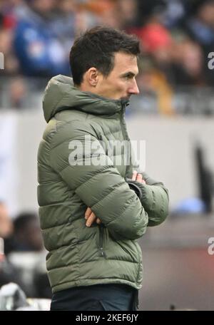 12. November 2022, Baden-Württemberg, Karlsruhe: Fußball, 2. Bundesliga, Karlsruher SC - FC St. Pauli, Matchday 17, BBBank Wildpark: Karlsruher Trainer Christian Eichner. Foto: Uli Deck/dpa - WICHTIGER HINWEIS: Gemäß den Anforderungen der DFL Deutsche Fußball Liga und des DFB Deutscher Fußball-Bund ist es untersagt, im Stadion und/oder des Spiels aufgenommene Fotos in Form von Sequenzbildern und/oder videoähnlichen Fotoserien zu verwenden oder zu verwenden. Stockfoto