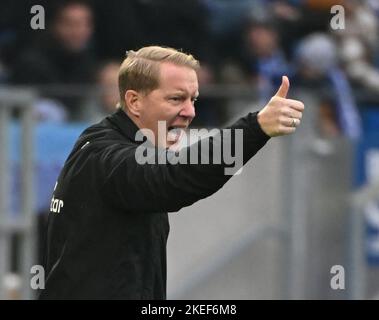 12. November 2022, Baden-Württemberg, Karlsruhe: Fußball, 2. Bundesliga, Karlsruher SC - FC St. Pauli, Matchday 17, BBBank Wildpark: St. Paulis Trainer Timo Schultz. Foto: Uli Deck/dpa - WICHTIGER HINWEIS: Gemäß den Anforderungen der DFL Deutsche Fußball Liga und des DFB Deutscher Fußball-Bund ist es untersagt, im Stadion und/oder des Spiels aufgenommene Fotos in Form von Sequenzbildern und/oder videoähnlichen Fotoserien zu verwenden oder zu verwenden. Stockfoto