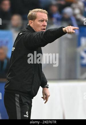 12. November 2022, Baden-Württemberg, Karlsruhe: Fußball, 2. Bundesliga, Karlsruher SC - FC St. Pauli, Matchday 17, BBBank Wildpark: St. Paulis Trainer Timo Schultz. Foto: Uli Deck/dpa - WICHTIGER HINWEIS: Gemäß den Anforderungen der DFL Deutsche Fußball Liga und des DFB Deutscher Fußball-Bund ist es untersagt, im Stadion und/oder des Spiels aufgenommene Fotos in Form von Sequenzbildern und/oder videoähnlichen Fotoserien zu verwenden oder zu verwenden. Stockfoto