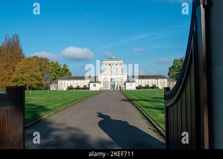 Englefield Green, Surrey, Großbritannien. 12.. November 2022. Kränze, Mohnblumen und Nachrichten für verlorene, geliebte Familienmitglieder, die im Zweiten Weltkrieg beim Runnymede Air Forces Memorial der Commonwealth war Grave Commission in Englefield Green getötet wurden. In die Gedenkmauern sind 20.000 Namen von Flugzeugpersonal eingemeißelt, das kein Grab kennt. Am morgigen Gedenktag in ganz Großbritannien werden Gedenkgottesdienste zum Gedenken an diejenigen abgehalten, die ihr Leben verloren und für unsere Freiheit gekämpft haben. Quelle: Maureen McLean/Alamy Live News Stockfoto