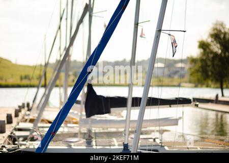 Yachten auf Holzbirne geparkt bereit zum Segeln Stockfoto