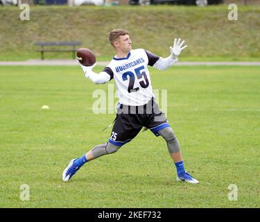 Flagge Fußball Quarterbacks werfen den Ball Stockfoto