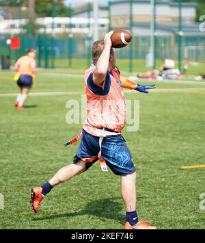 Flagge Fußball Quarterbacks werfen den Ball Stockfoto