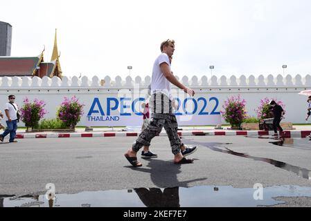 Bangkok, Thailand. 11.. November 2022. Auf dem Gelände vor dem Großen Palast installieren Beamte ein Presseschild APEC 2022. Thailand ist Gastgeber der Asien-Pazifik-Wirtschaftskooperation (APEC) im Rahmen des APEC Leaders Summit. Sie findet vom 18-19. Bis zum 20. November 2022 im Queen Sirikit National Convention Center (QSNCC) unter dem Motto "Open Connect Balance" statt.Thailand war bereits 2 Mal Gastgeber, das erste Mal 1992 und das zweite Mal 2003. (Bild: © Teera Noisakran/Pacific Press via ZUMA Press Wire) Stockfoto