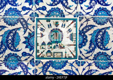 Detailansicht von Kaaba und Mekka-Fliesen in der Rustem Pasha Moschee, Istanbul. Stockfoto