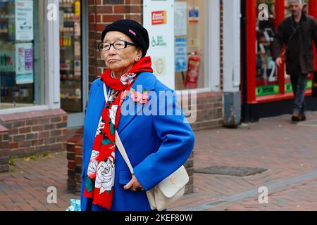 Ashford, Kent, Großbritannien. 12. November 2022. Freiwillige Kadetten verkaufen Mohnblumen in der Ashford High Street vor dem Remembrance Sunday. Foto-Kredit: Paul Lawrenson /Alamy Live Nachrichten Stockfoto