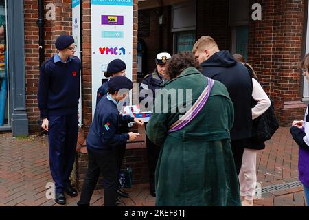 Ashford, Kent, Großbritannien. 12. November 2022. Freiwillige Kadetten verkaufen Mohnblumen in der Ashford High Street vor dem Remembrance Sunday. Foto-Kredit: Paul Lawrenson /Alamy Live Nachrichten Stockfoto