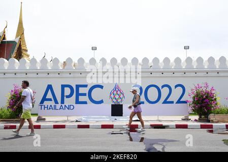 Bangkok, Thailand. 11.. November 2022. Auf dem Gelände vor dem Großen Palast installieren Beamte ein Presseschild APEC 2022. Thailand ist Gastgeber der Asien-Pazifik-Wirtschaftskooperation (APEC) im Rahmen des APEC Leaders Summit. Sie findet vom 18-19. Bis zum 20. November 2022 im Queen Sirikit National Convention Center (QSNCC) unter dem Motto "Open Connect Balance" statt.Thailand war bereits 2 Mal Gastgeber, das erste Mal 1992 und das zweite Mal 2003. (Bild: © Teera Noisakran/Pacific Press via ZUMA Press Wire) Stockfoto