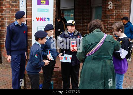 Ashford, Kent, Großbritannien. 12. November 2022. Freiwillige Kadetten verkaufen Mohnblumen in der Ashford High Street vor dem Remembrance Sunday. Foto-Kredit: Paul Lawrenson /Alamy Live Nachrichten Stockfoto